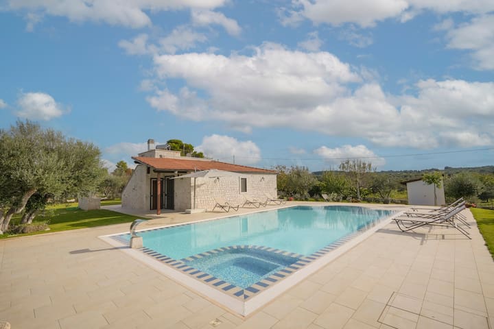 Gorgeous Countryside Villa with Infinity Pool