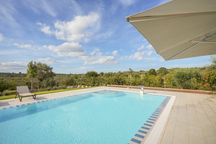 Gorgeous Countryside Villa with Infinity Pool gallery image 5