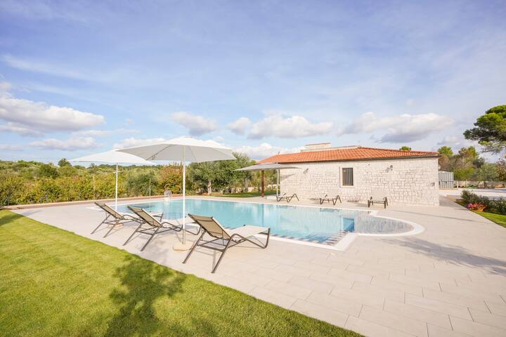 Gorgeous Countryside Villa with Infinity Pool gallery image 2