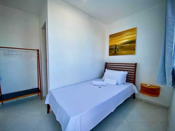 جناح فردي، مع مكيف هواء وبنطلون كامل وإطلالة على البحر.