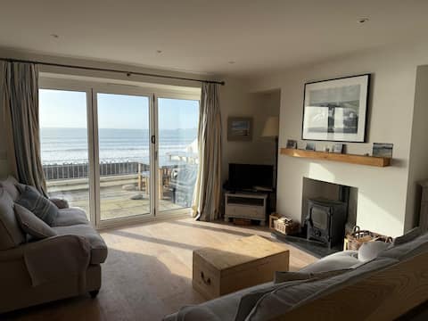 Popular Airbnb listing: Coastal Pembrokeshire Cottage in Crunwere, Amroth