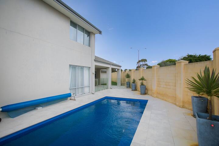 Stunning & luxurious 2-Storey, 4 bedrooms 4 beds gallery image 4