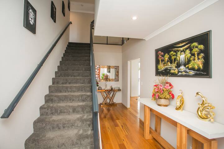 Stunning & luxurious 2-Storey, 4 bedrooms 4 beds gallery image 5