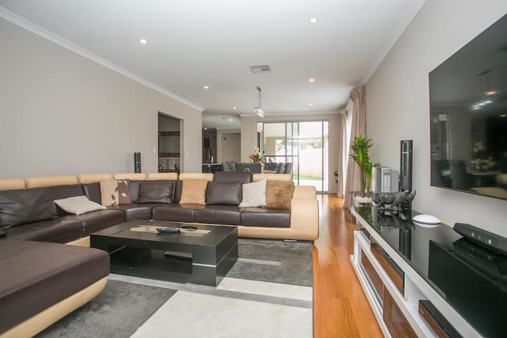Stunning & Luxurious 2-storey, 4 Bedrooms 4 Beds - Perth