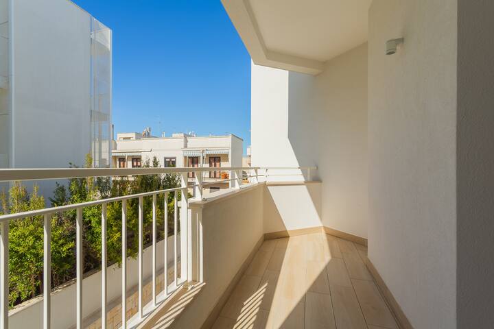 Palazzo Lux Stays Sleeps 10 – gym, beach, centre gallery image 2