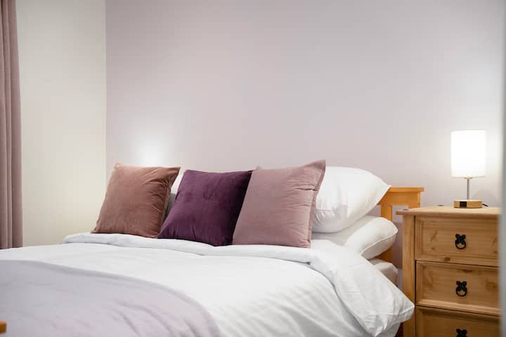 Spavaća soba 2 nudi fleksibilnost i udobnost uz udoban bračni krevet, što jamči miran odmor za miran san.