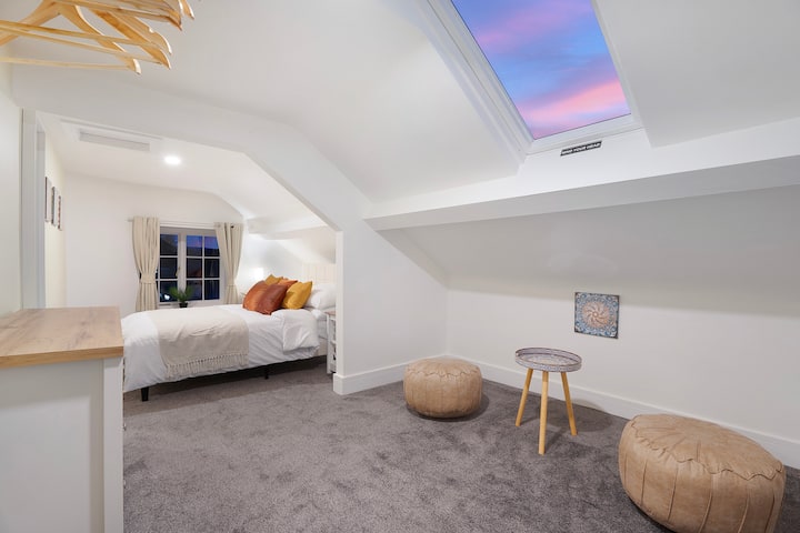 Spavaća soba 1 nudi fleksibilnost i udobnost uz udoban bračni krevet, što jamči miran odmor za miran san.