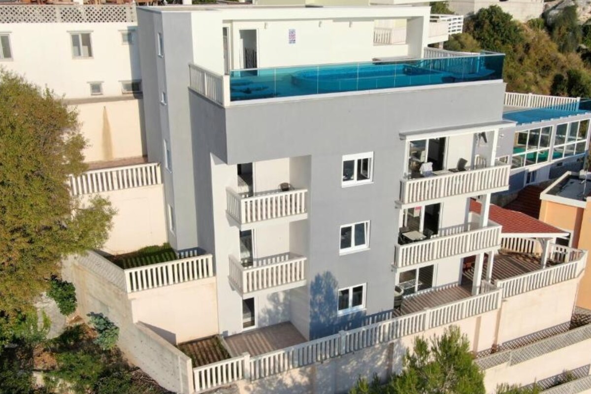 Apartament środkowy z grillem · Sunny hill Apartment with pool and barbecue