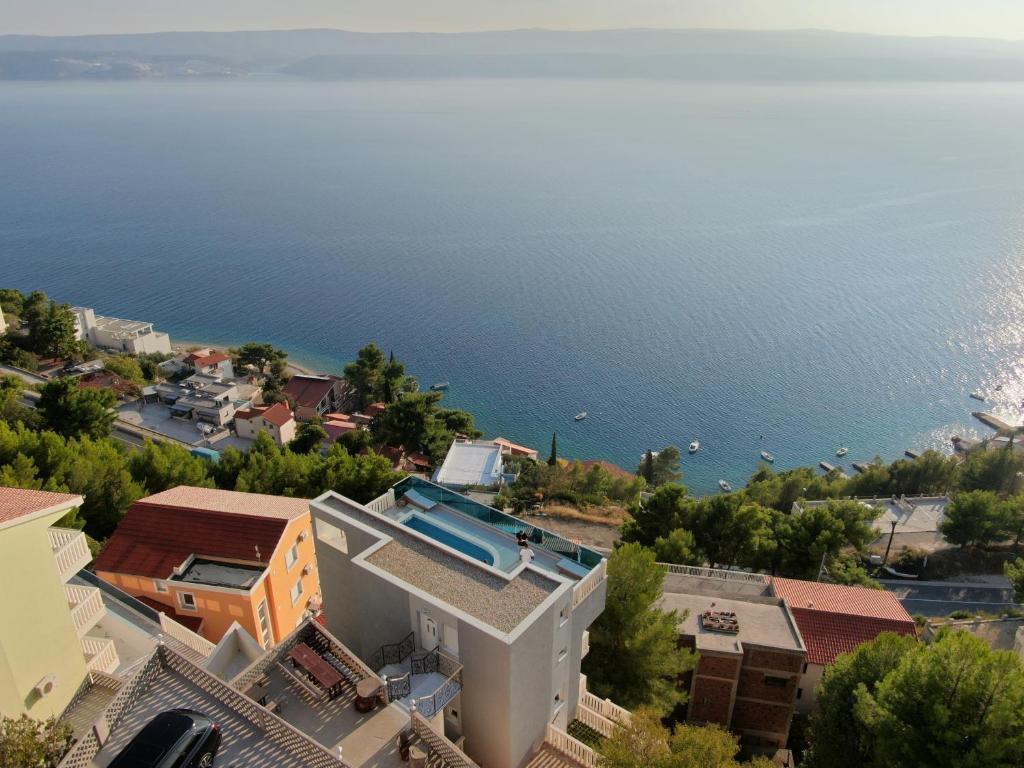 Apartament środkowy z grillem · Sunny hill Apartment with pool and barbecue