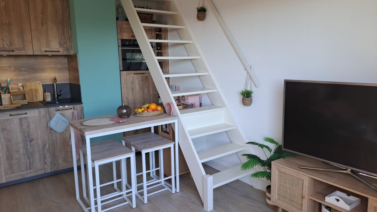 Popular Airbnb listing: Quiet apartment on the heights with sea view in Cavalaire Sur Mer