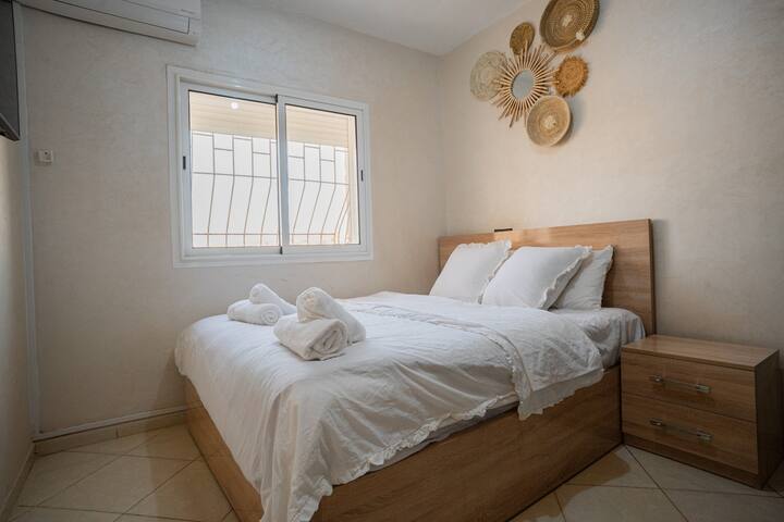 ห้องนอนใหญ่พร้อมห้องน้ำและอ่างอาบน้ำ 