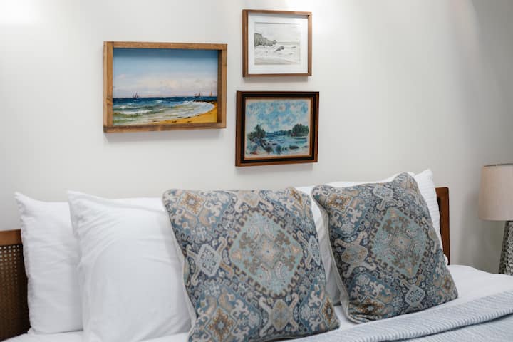 Glavna spavaća soba s bračnim krevetom i pripadajućom kupaonicom. 