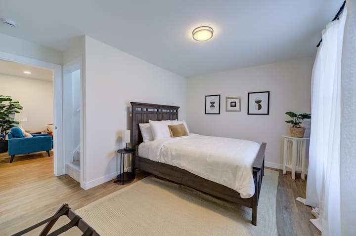 Spavaća soba 2 s bračnim krevetom (širine 150-179 cm). 
Spavaća soba 3 je soba u potkrovlju kojoj se može pristupiti iz spavaće sobe 2.