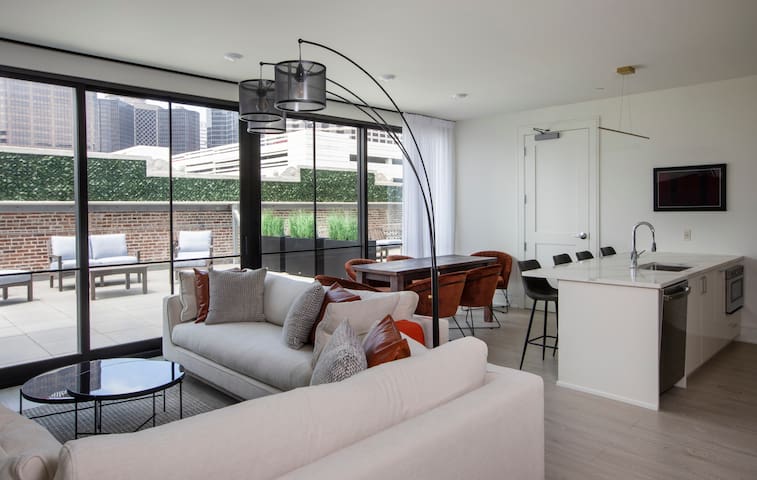 Central Combo Unit w Deck, Walk to French Quarter!