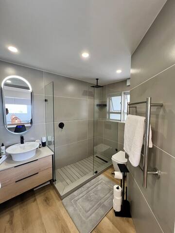 Theresa Way Double Volume Near Beach & Mt. Trials gallery image 3