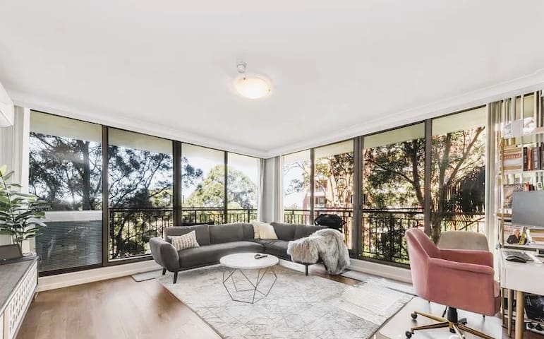 City Oasis – brilliant location & district views