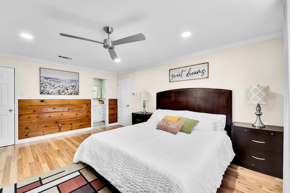 Glavna spavaća soba - bračni krevet (Cal King). Imajte na umu da postoji još jedan korak do ulaska u ovu spavaću sobu. 