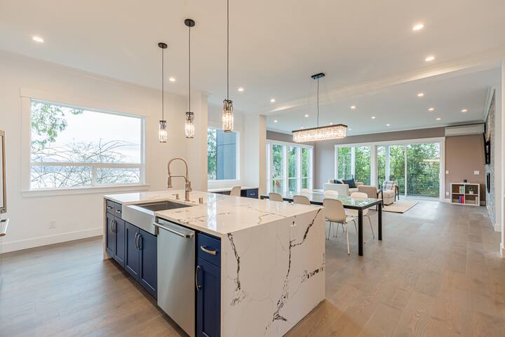 Magnificent Views Luxury House gallery image 2