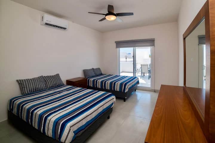 Dve manželské postele a skriňa