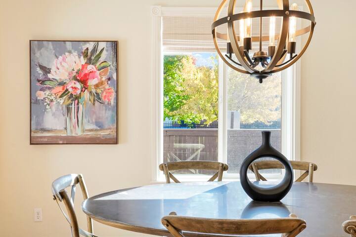 Spacious Home in Prime Location! gallery image 5