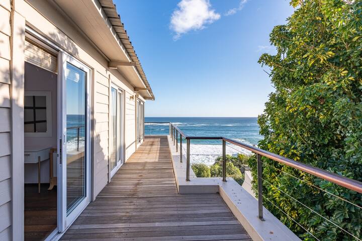 Camps Bay Beach House Sea Views Walk to The Beach gallery image 3