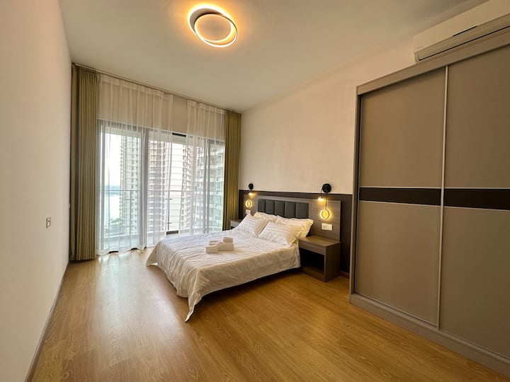 Chambre principale avec salle de bain privée et balcon