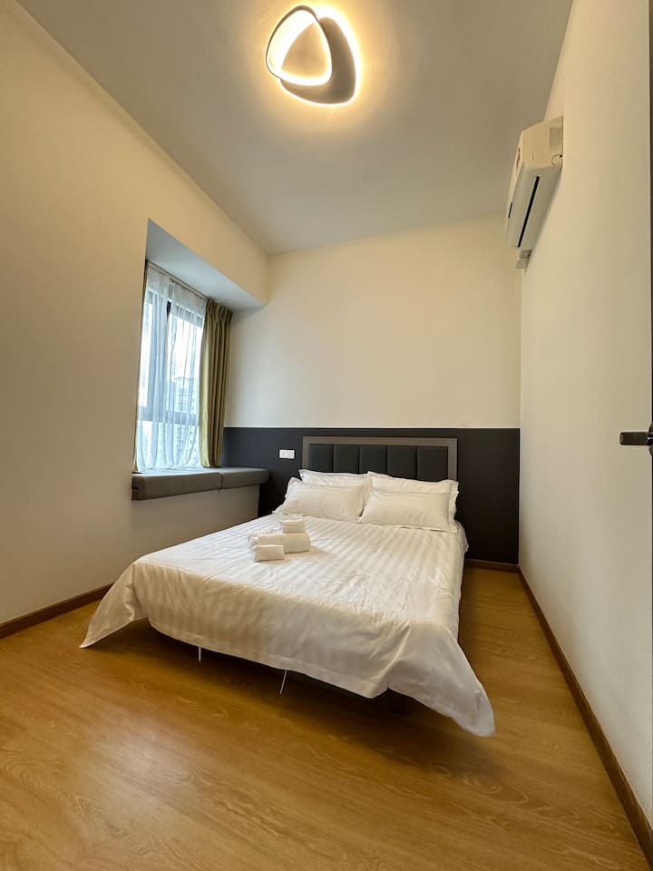 chambre secondaire avec un lit de 1,5 m sur 2 m et une baie vitrée pour lire dans les lumières naturelles