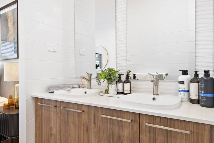 New Luxe Retreat in a Prime Location. Step Free. gallery image 5