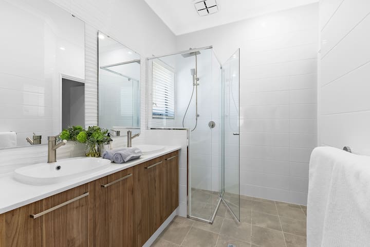 New Luxe Retreat in a Prime Location. Step Free. gallery image 4