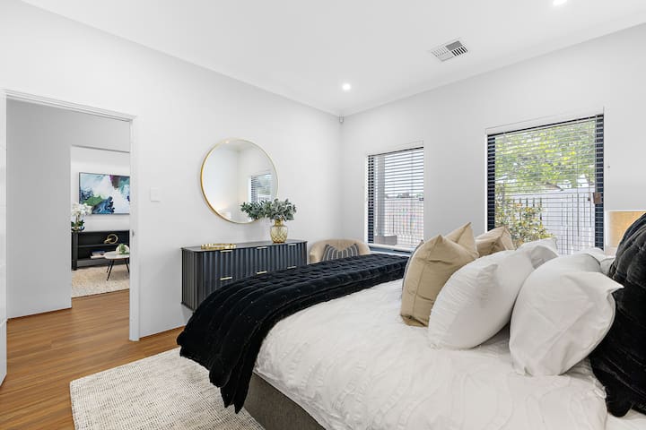 New Luxe Retreat in a Prime Location. Step Free. gallery image 2