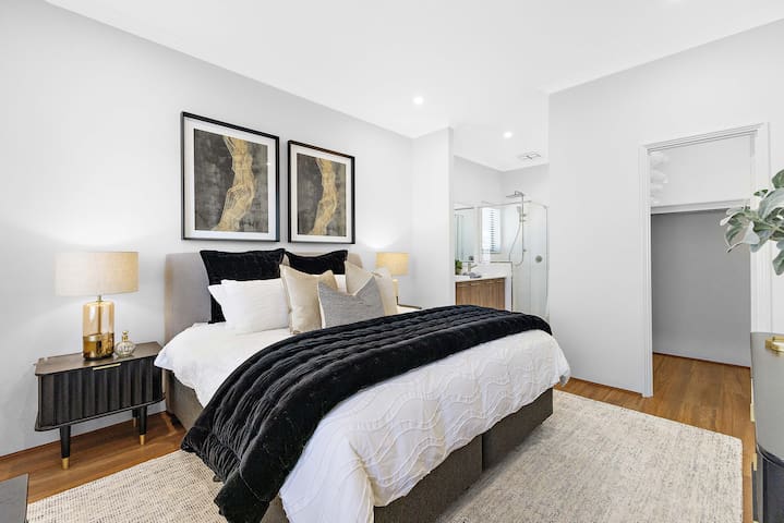 New Luxe Retreat in a Prime Location. Step Free. gallery image 3