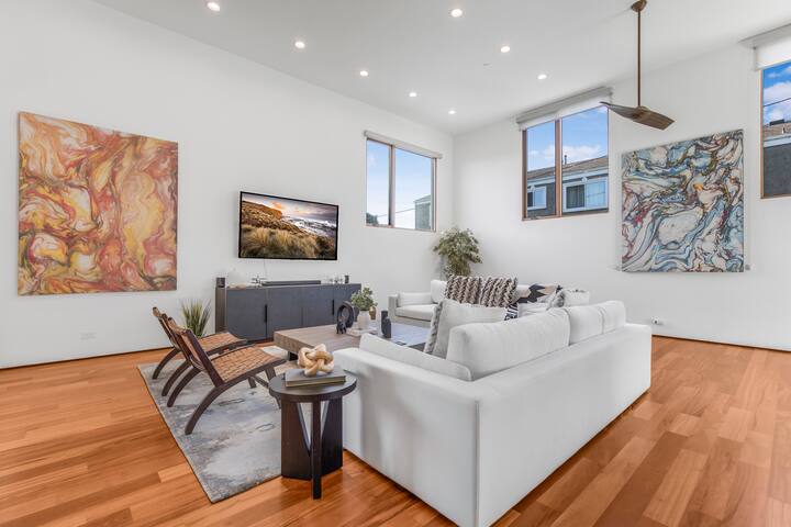 Cedar Loft Villa: Venice Gem with Stunning Views gallery image 3