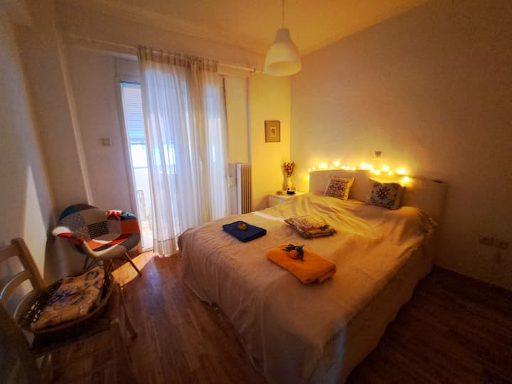 Dhoma e gjumit e rehatshme ka një dyshek anatomik me cilësi të lartë (pra në 1 copë) me materiale të rafinuara që mundësojnë një gjumë relaksues. Ka qasje të drejtpërdrejtë në ballkon dhe e lejon diellin të hyjë brenda!