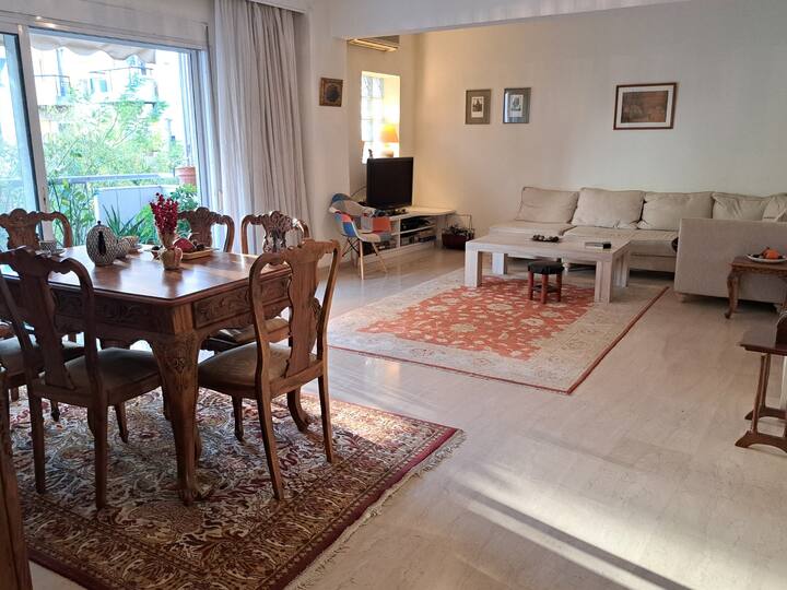 Dhomë ndenjjeje e bollshme dhe e rehatshme me ambient ngrënieje dhe hyrje në verandën plot diell