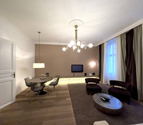 The Heart of Old Town: 2BR/2BA Central Luxury Stay gallery image 2