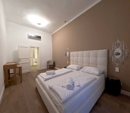 The Heart of Old Town: 2BR/2BA Central Luxury Stay gallery image 3