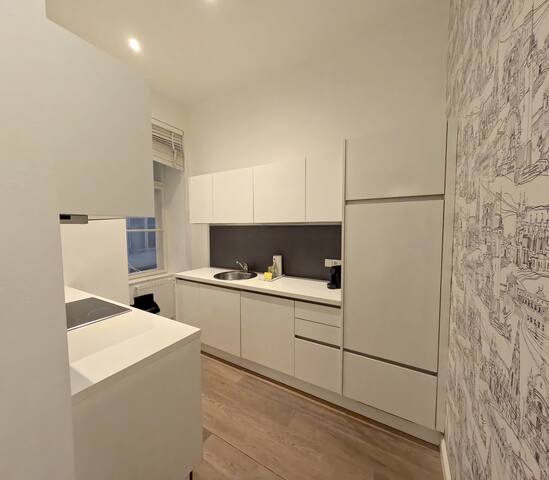 The Heart of Old Town: 2BR/2BA Central Luxury Stay gallery image 5