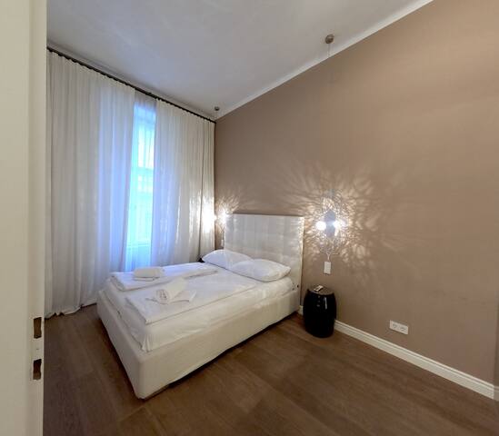 The Heart of Old Town: 2BR/2BA Central Luxury Stay gallery image 4