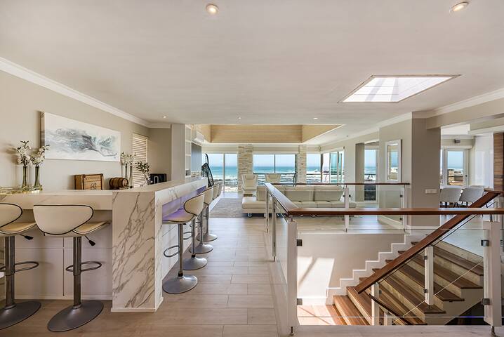 Luxurious Beachfront Home gallery image 2