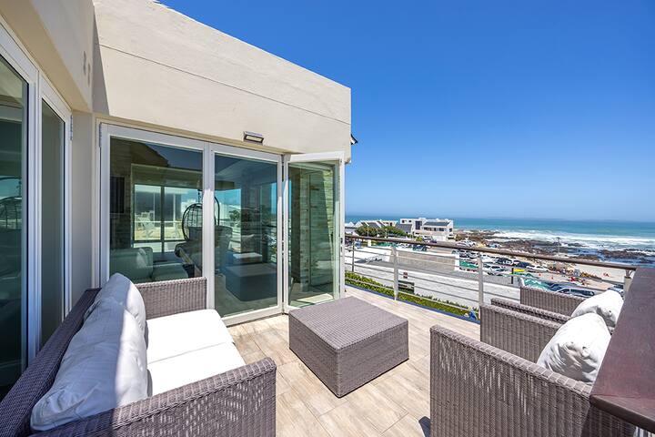 Luxurious Beachfront Home gallery image 5