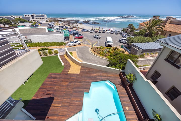 Luxurious Beachfront Home gallery image 3