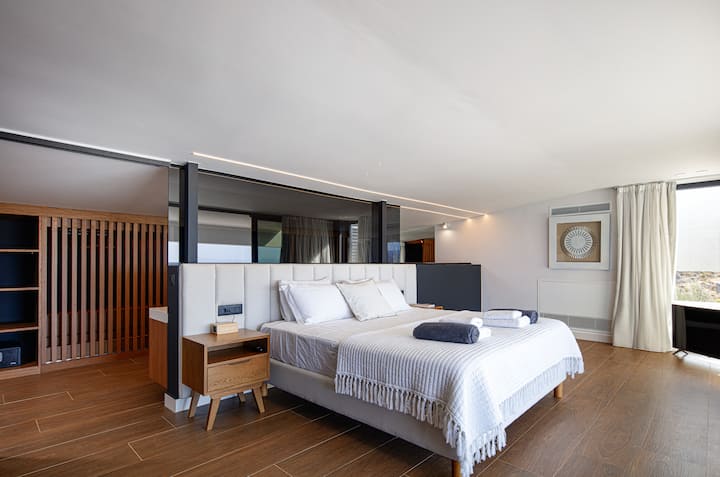 Ამ მთავარ საძინებელში არის დიდი ზომის საწოლი (1,80 × 2,00) და თაღოვანი ჭერის სააბაზანო ჰიდრომასაჟის აბაზანით, ასევე, დგას საშხაპე