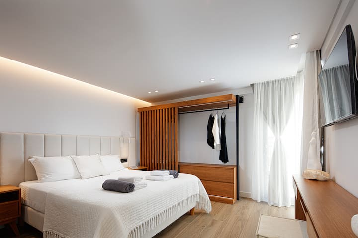 Ამ საძინებელში არის დიდი ზომის საწოლი (1,80 × 2,00) და სააბაზანო, რომელშიც დგას საშხაპე.