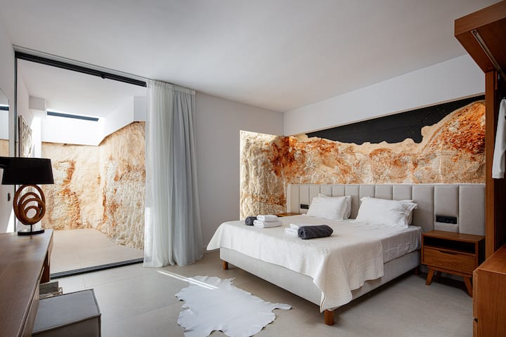 Ამ საძინებელში არის დიდი ზომის საწოლი (1,80 × 2,00) და სააბაზანო, რომელშიც დგას საშხაპე. 