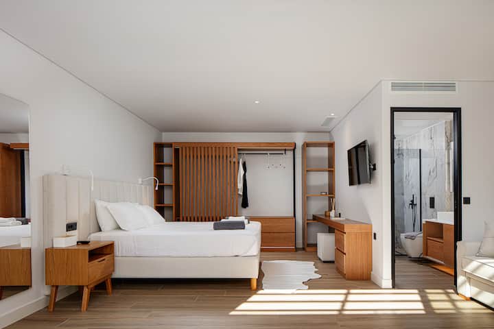 Ამ დიდ საძინებელში არის დიდი ზომის საწოლი (1,80 × 2,00) და სააბაზანო სადგამიანი საშხაპით. 