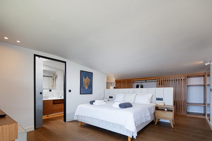 Ფართო საძინებელი ზღვის განსაცვიფრებელი ხედებით.