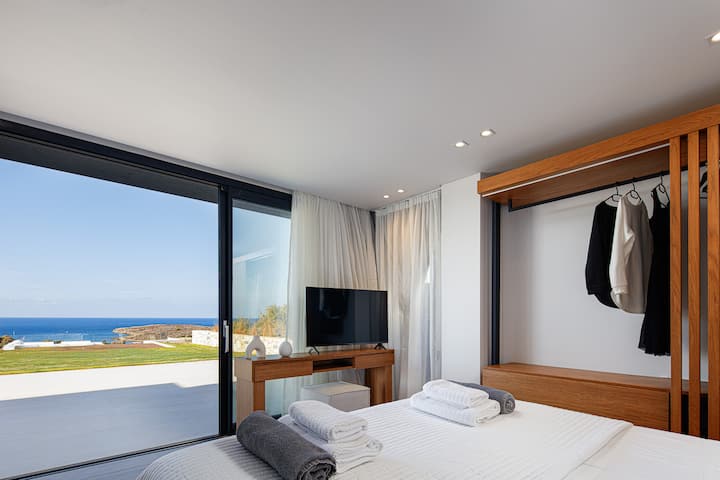 Ამ საძინებელში არის დიდი ზომის საწოლი (1,80 × 2,00) და სააბაზანო, რომელშიც დგას საშხაპე.