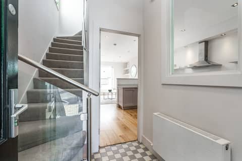 Popular Airbnb listing: Exquisite ModernTownhouse Dublin 4 in South East Inner City
