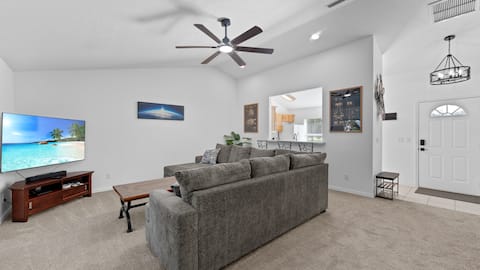 Top Airbnb: Modern Condo, sleeps 9 w/garage in Titusville