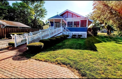 Aunt Mary's Downtown - The Queen Elizabeth House